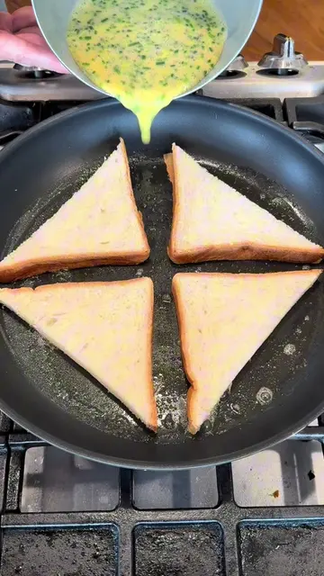 This is HANDS DOWN my new favorite way to make a Quick & Easy egg sando and it w