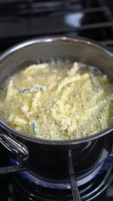 How to make zucchini fritti! Recipe is on my website, link in bio! #zucchini #ve