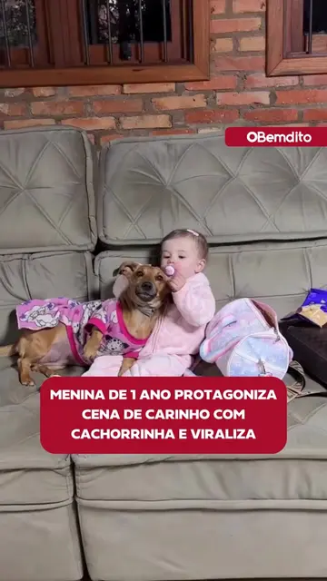 Manuella Collet Tecchio, de 1 ano, encantou ao aparecer fazendo carinho na cadel