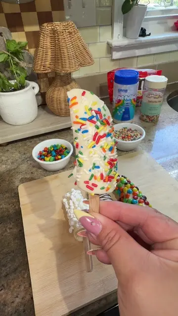 These banana pops are such a simple, delicious snack. 🍌🍌You can use white/blac