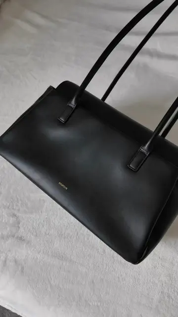 hello to your next functional and chic leather bag😍… #shoulderbag #totebag #wha