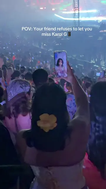 She literally FaceTimed her friend the entire concert!! A QUEEEEEN🫶😩 #karolg #
