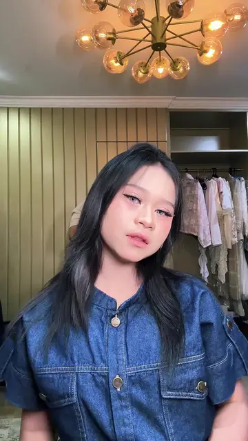 Siapa tuh yang malu-malu di belakang? 🙈  Tapi wajar sih silau, Aping makin glow