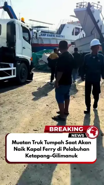 Video yang beredar di media sosial memperlihatkan muatan sebuah truk tumpah saat