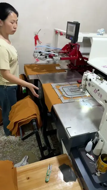 Fully automatic pocket sticking #Automaticbuttonmachine#одеждаfabрика #автоматич