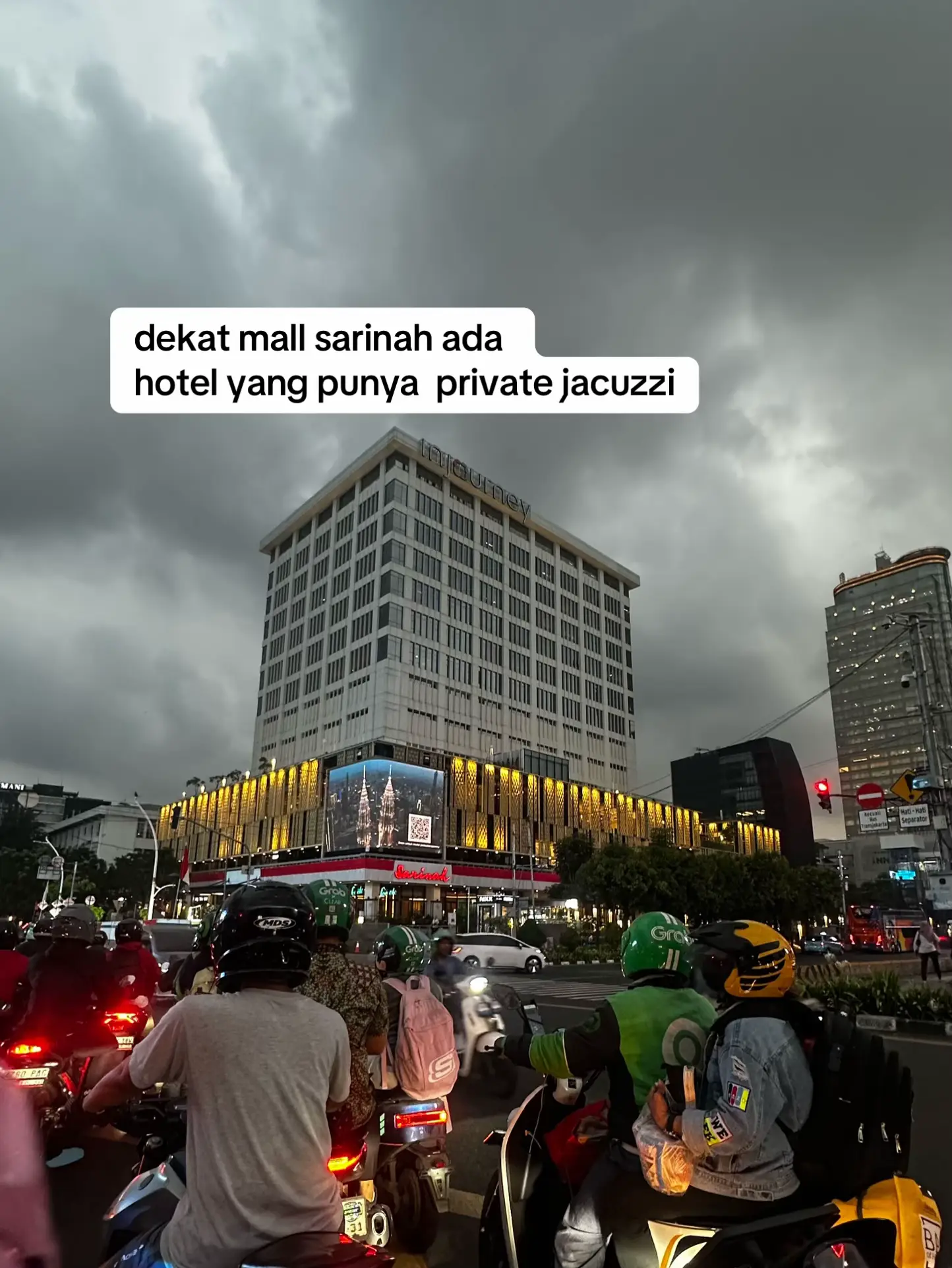 kalo cari hotel di jakarta yang dekat banget ke bundaran HI, mall sarinah & tana
