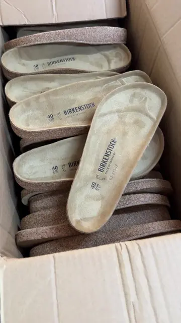 The replica doesn't have this unique cork bed. It lacks flexibility#birkenstocks