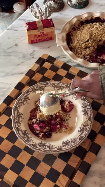 🫐 This flaky berry crisp & a scoop of vanilla ice cream takes me back to summer