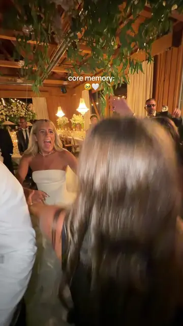 the way we all froze when the music transitioned 😂😂 #weddingtok #dancefloor #w