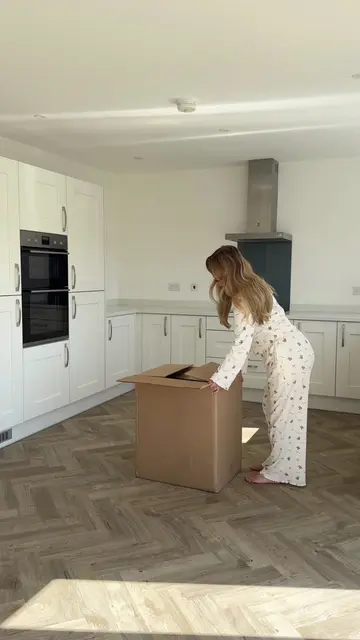 Day 2 in our new build… and our very first delivery has arrived. 🏡📦 Opening th