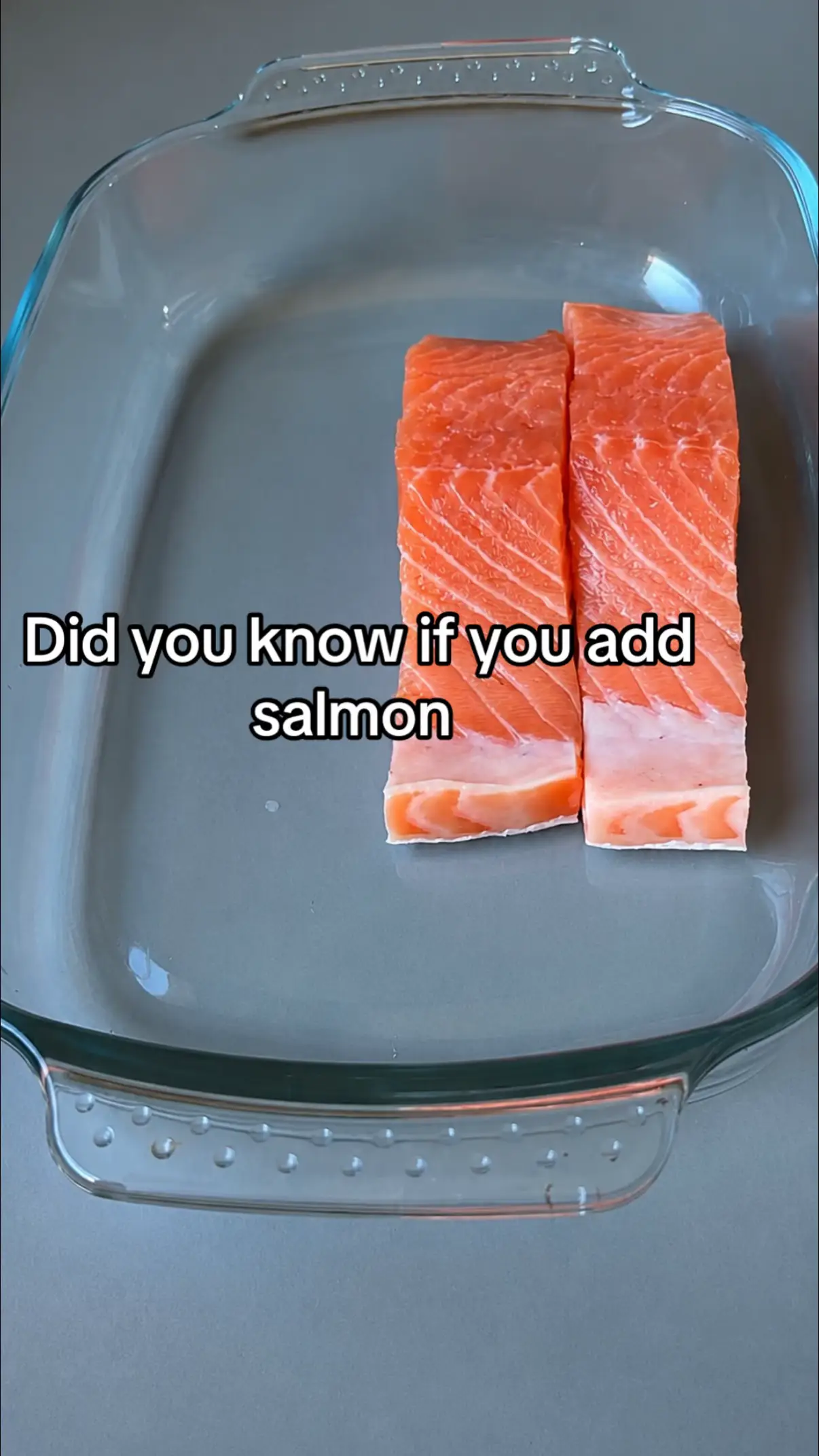 550 Calories • 45g Protein per portion 👀 Ingredients (2 servings): * 300g salmo