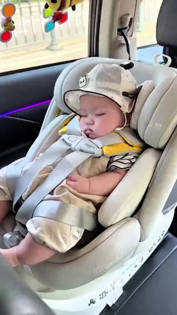 Little moments. Big memories. 👶🚗💛 Keep your little one safe, comfortable, and