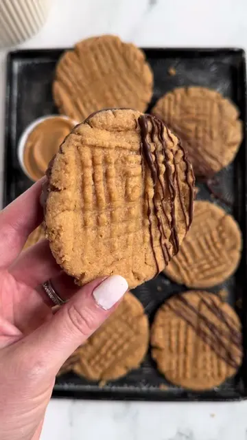 You asked for a peanut butter version so here you go 🥜🍫 These are chewy peanut