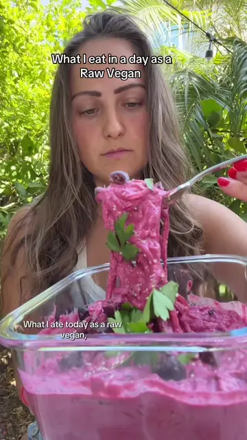 What I eat in a day as a raw vegan 🌿✨ I started my morning with a cold pressed 