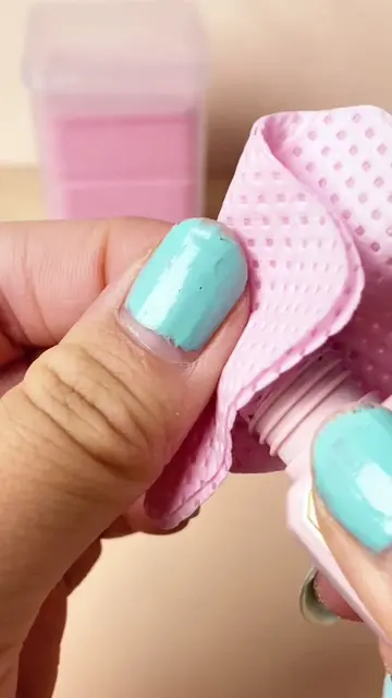 Wipe your glue nozzle – the right way. 🖤🧴 Not tissue. Not sponge. Just a clean