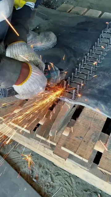 A tribute to everyone working hard！！！ May our conveyor belt guard your career, a