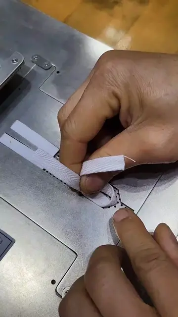 The hem automatically splits #Automaticbuttonmachine#одеждаfabрика #автоматическ