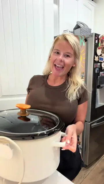 Come put dinner in the crockpot with me! Tonight we are having roast & veggies �