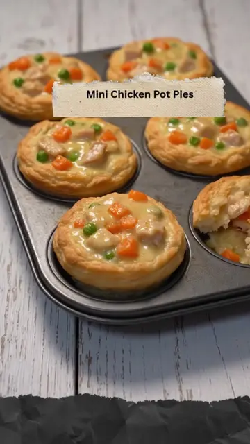 Mini Chicken Pot Pies 🥧🍗 These Mini Chicken Pot Pies are filled with tender ch