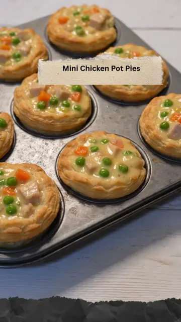 Mini Chicken Pot Pies 🥧🍗 These Mini Chicken Pot Pies are filled with tender ch