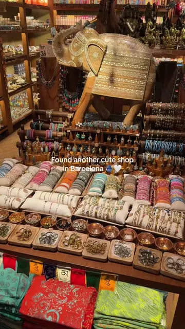 Just found another cute little jewelry store in Barcelona and I'm obsessed. ✨🤍 