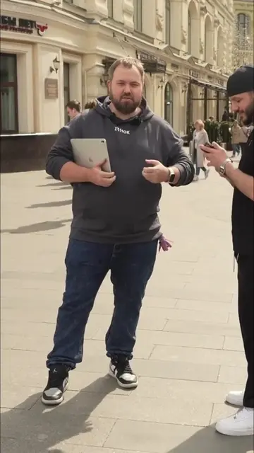 Ещё одна попытка на улице: девушке предлагают согнуть новый тонкий iPad — в случ