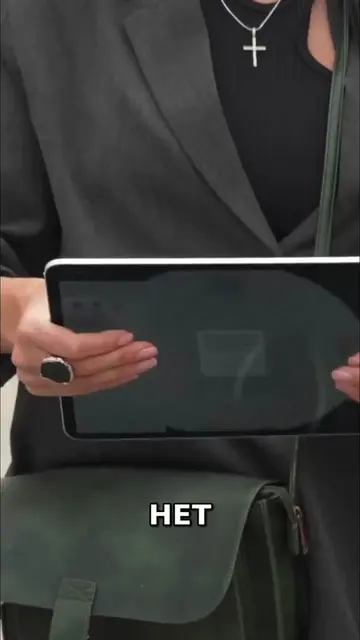 Девушка на улице пытается голыми руками согнуть новый iPad Pro. Планшет поддаётс