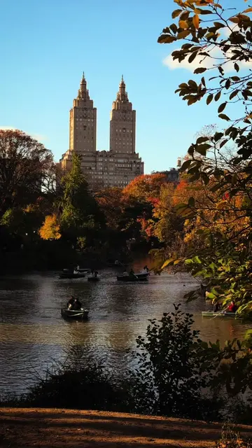 This is autumn in New York. 🍂 Golden leaves, cozy streets, and the kind of view