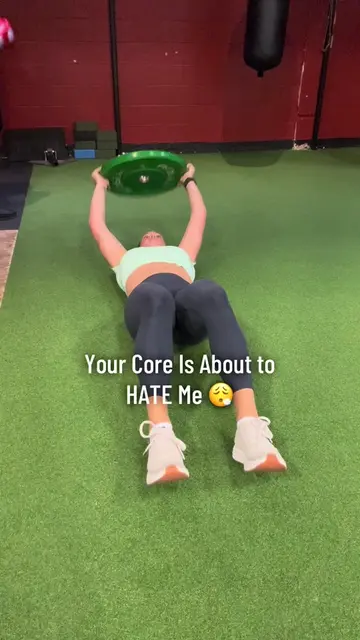 Adding a little extra 🔥 to ab day with a 25lb plate. Sit-up twists ➡️ toe touch