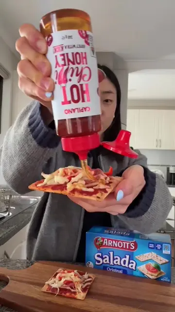If you don’t know what to have for a snack: Salada + Capilano HOT Honey Pizzas. 
