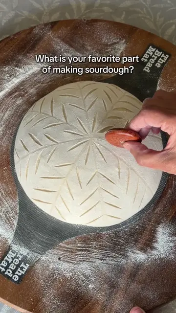 Scoring is my favorite part of the sourdough bread making process. 🙌 #sourdough
