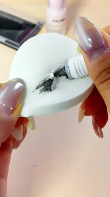🧴 GLUE NOZZLE = WIPE ONLY. Tissue ❌ · Sponge ❌ · Wipes ✅ 👇 Watch now. #LashHac
