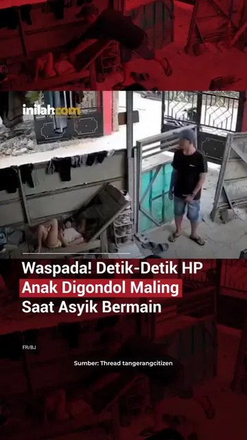Seorang anak yang sedang asyik bermain ponsel sendirian di teras rumah diduga me
