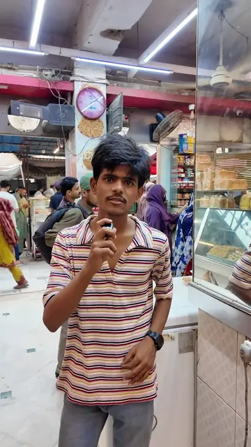 In this video, I’m taking you to Sukker Bakery in Karachi, a well-known bakery e