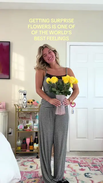 & they’re yellow roses 💛💛💛💛💛✨✨✨✨✨✨✨ #surpriseflowers #roses #yellowroses #f