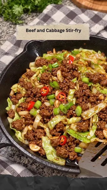 Beef and Cabbage Stir-fry🥬🥩 This quick one-pan meal combines savory ground bee