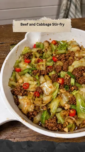 Beef and Cabbage Stir-fry🥬🥩 This quick one-pan meal combines savory ground bee