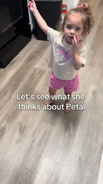 This is her reaction to Petal 🌼 ✨✨✨✨✨✨✨✨✨✨✨ @arianagrande  I think she approves