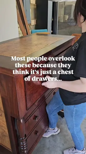 This beautiful American Empire butler’s desk dates to the first half of the 19th