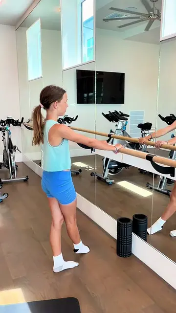 Leg swings = flexibility + balance + control. 🎾 #laraessence #flexibility #stre
