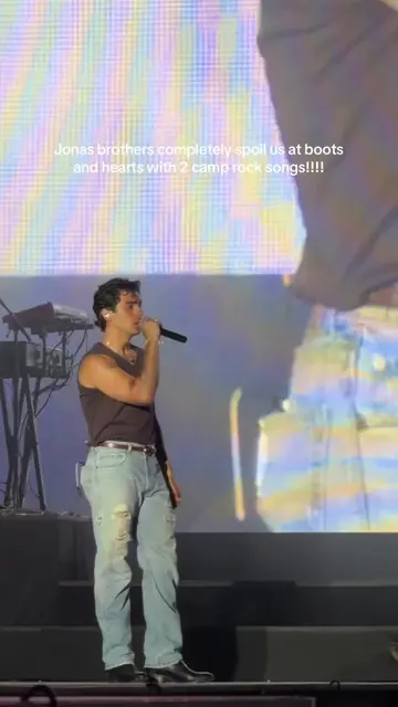 Jonas brothers completely spoil us at boots and hearts with 2 camp rock songs!!!