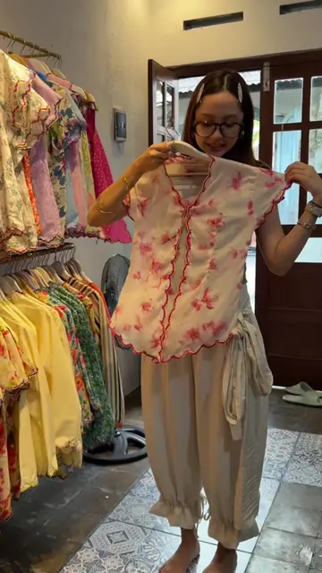 itinerary wajib kalian kalau ke solo: hunting kebaya!! 🤍✨ #solo #kebaya #window