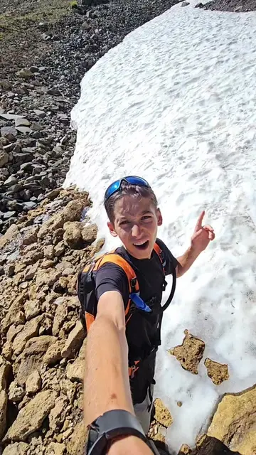 On touche la première neige 🌨,  c’est extraordinaire. #montagne  #Vlog  #vacanc