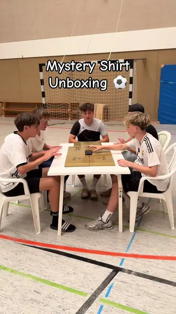 Trikot Mystery Unboxing mit den Jungs ⚽️ Wer hat das beste Trikot gezogen? 😍 #m