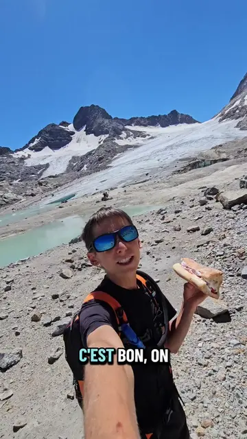 On mange le sandwich au pied du glacier, je capte pas très bien. #montagne  #rep