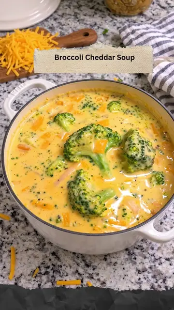 Broccoli Cheddar Soup 🥦🧀 This creamy Broccoli Cheddar Soup is loaded with tend