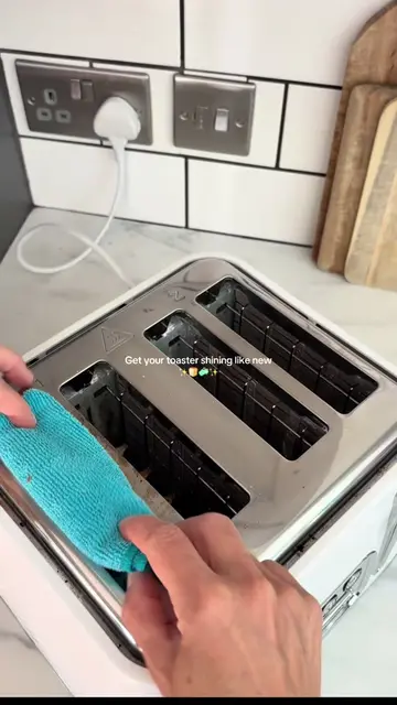 Nobody likes a manky burnt toaster 😜✨🍞 #clean #cleanwithme #CleanTok #cleaning