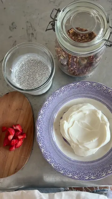 Yoghurt chia bowl with strawberries 🍓🧖🏼‍♀️ #breakfast #chiapudding #yoghurtbo
