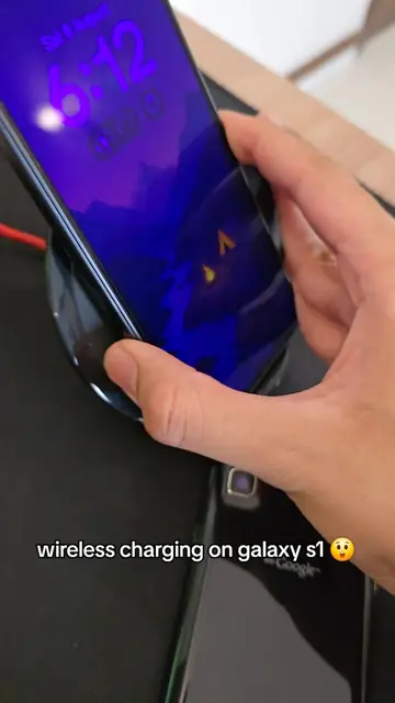 have to hold it up tho for it to charge #samsung #wirelesscharging #galaxys1 #te