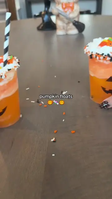Pumpkin Floats 🎃 This is the easiest (and cutest) treat to add to your next Hal